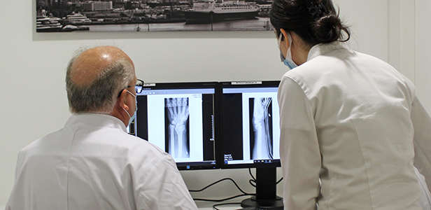Ärzte betrachten Röntgenbilder im Marienkrankenhaus Cochem